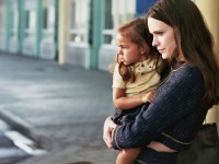Дама в очках и с ружьем в автомобиле (2015)